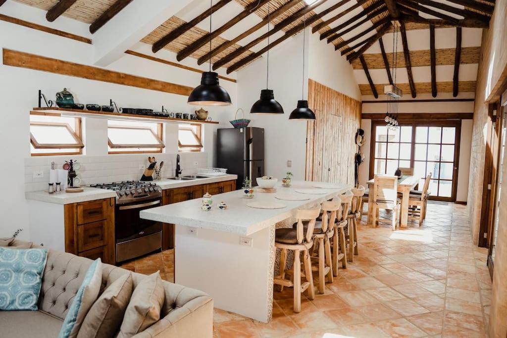 eine Küche mit einer großen Insel in einem Zimmer in der Unterkunft Chuensuca: naturaleza y bienestar in Villa de Leyva