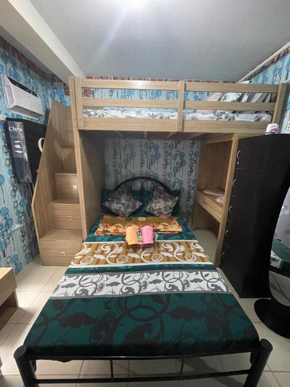 a bedroom with two bunk beds in a room at Kachada Condotel Urban Deca Home in Manila