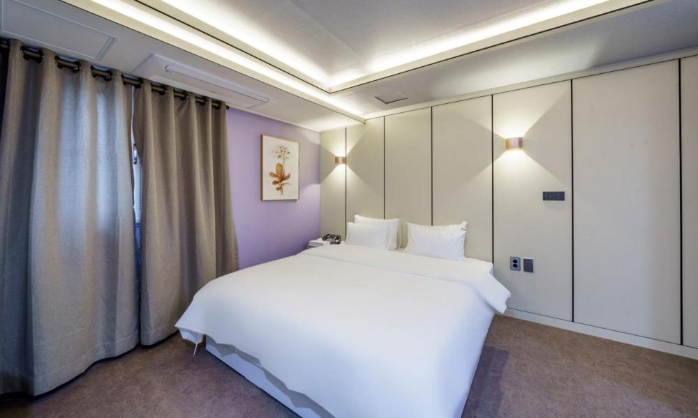 Postel nebo postele na pokoji v ubytování G7 Hotel