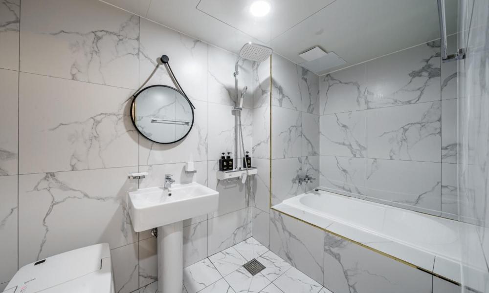 Koupelna v ubytování G7 Hotel