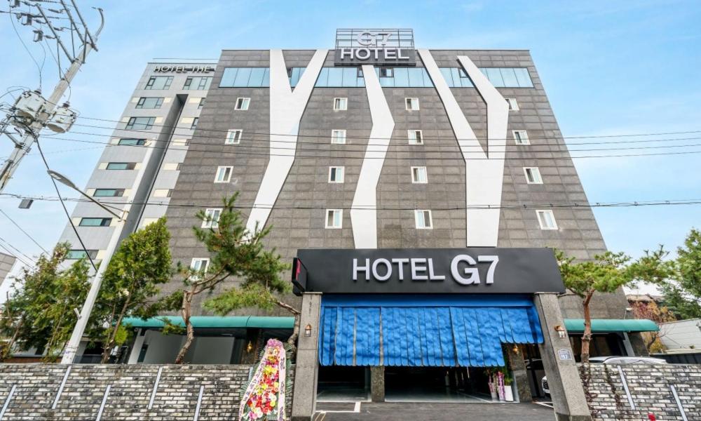 un hôtel situé en face d'un grand bâtiment dans l'établissement G7 Hotel, à Tongduch'ŏn