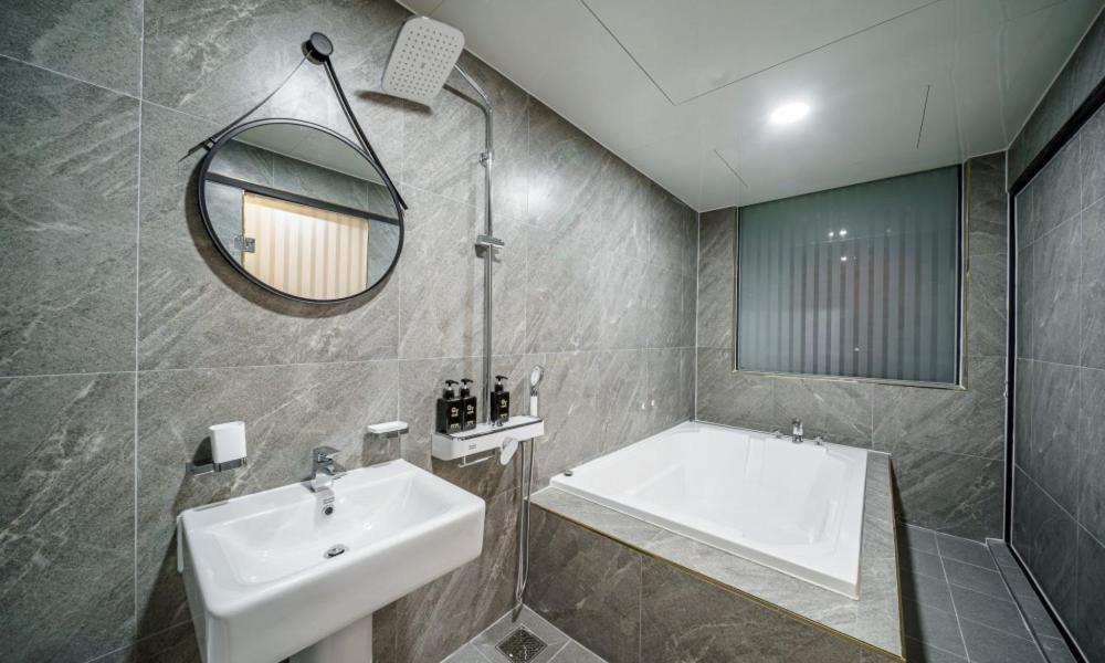 Koupelna v ubytování G7 Hotel