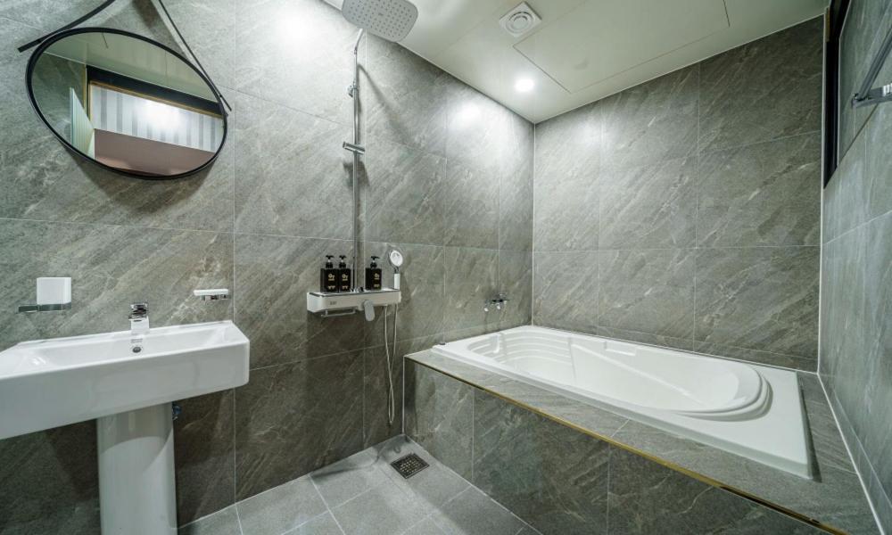 Koupelna v ubytování G7 Hotel