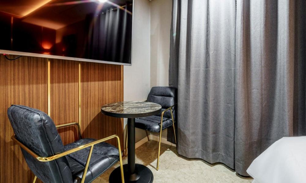 TV a/nebo společenská místnost v ubytování G7 Hotel