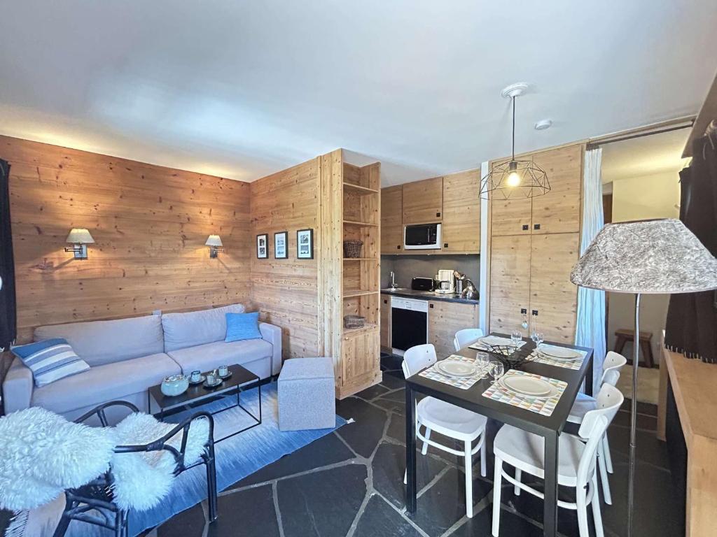 a living room with a blue couch and a table at Studio/Coin montagne - 4 pers, proche pistes & commerces, balcon, parking, WIFI - Méribel - FR-1-180-599 in Les Allues