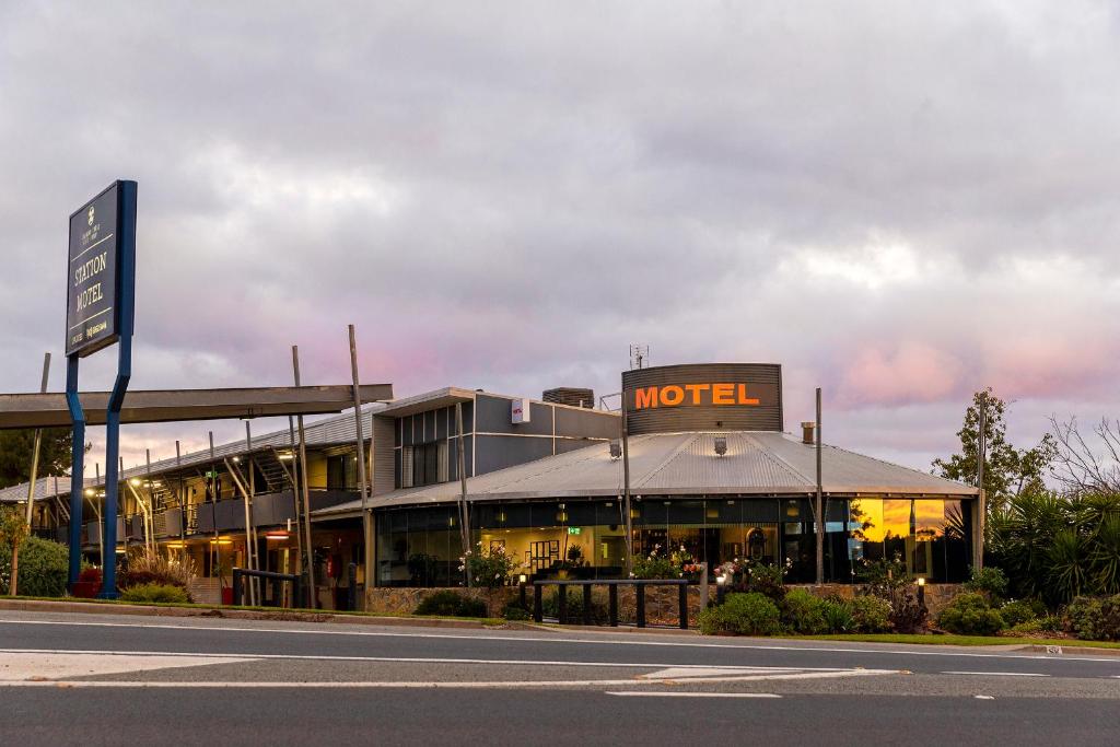 un edificio de motel al lado de una carretera en Station Motel, en Parkes