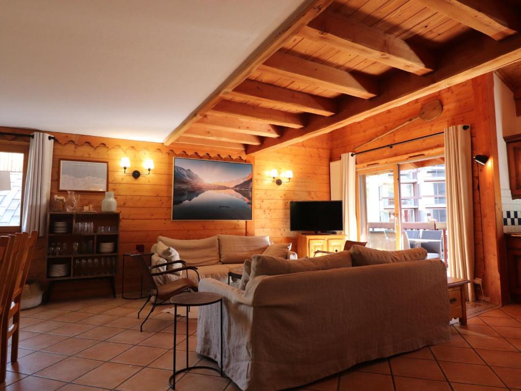 ein Wohnzimmer mit 2 Sofas und einem TV in der Unterkunft Appartement Tignes, 5 pièces, 8 personnes - FR-1-502-531 in Tignes