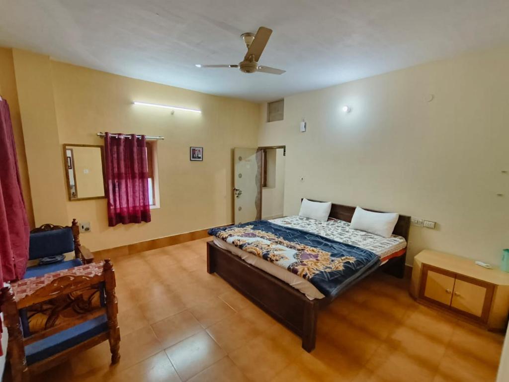 - une chambre avec un lit et un plafond dans l'établissement Hotel Rajgarh, à Jaisalmer