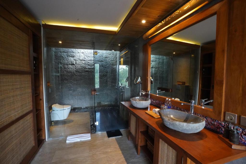 Koupelna v ubytování Kenran Resort Ubud By Soscomma