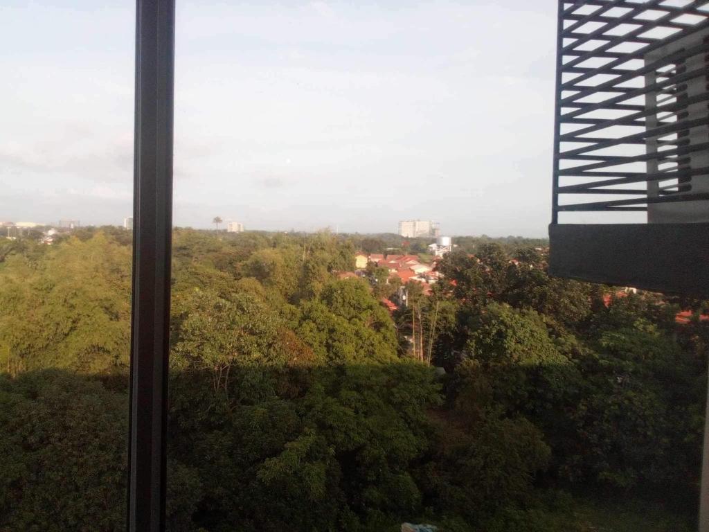 - une vue sur la ville depuis une fenêtre arborée dans l'établissement Camella Manor Majorca 7A, à Bacolod