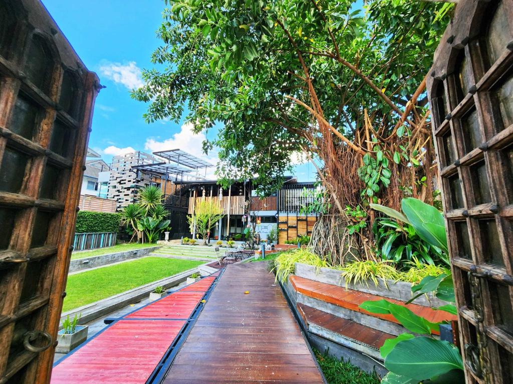 Zahrada ubytování Baan Mai Kradan Hostel Chiang Rai