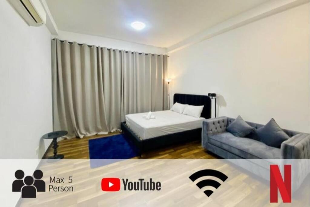 uma sala de estar com uma cama e um sofá em Molek Regency 2-3pax 100mbps Wifi em Johor Bahru