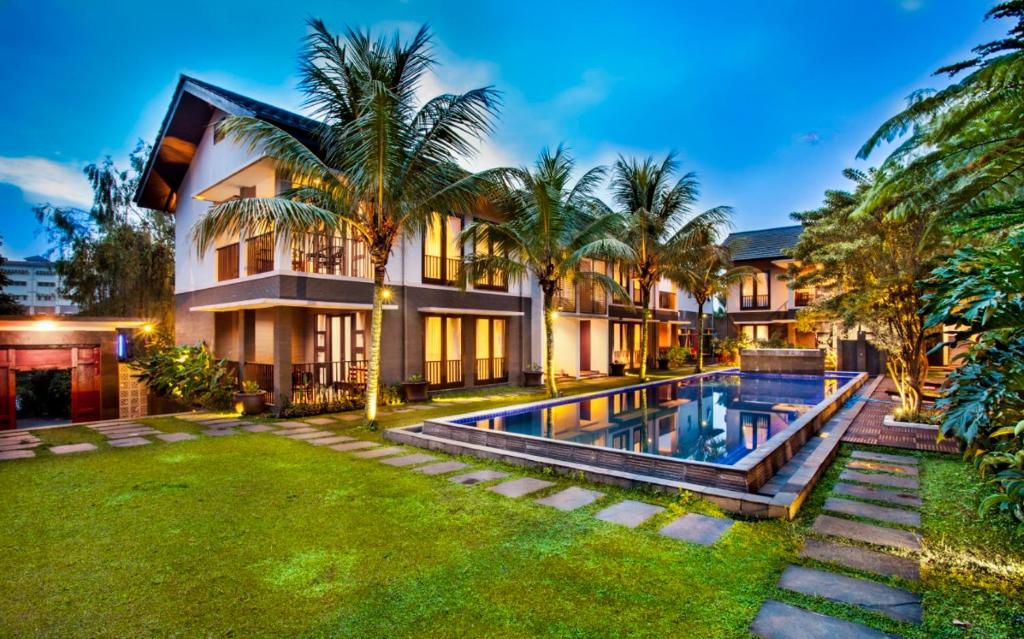 een uitzicht op een huis met een zwembad bij Summer Hills Hotel & Villas Bandung in Bandung