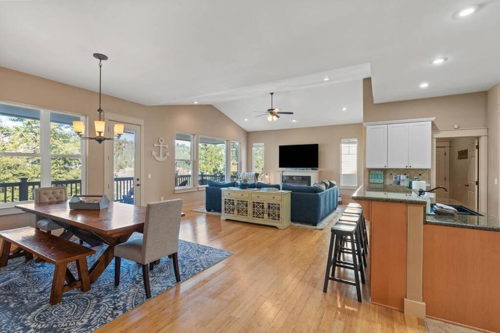 eine Küche und ein Wohnzimmer mit einem Tisch und einem Esszimmer in der Unterkunft Upscale Huge Home 2 Decks w Views 2 Living Rooms in Spokane