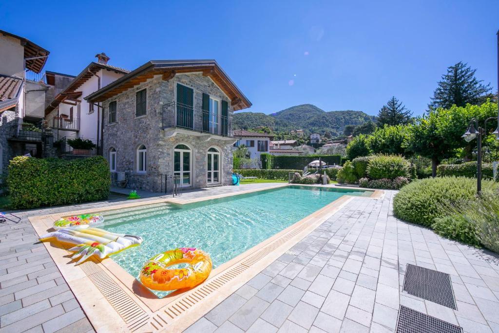 ein Pool vor einem Haus in der Unterkunft Bellagio Spiaggia Due and Balcone in Bellagio