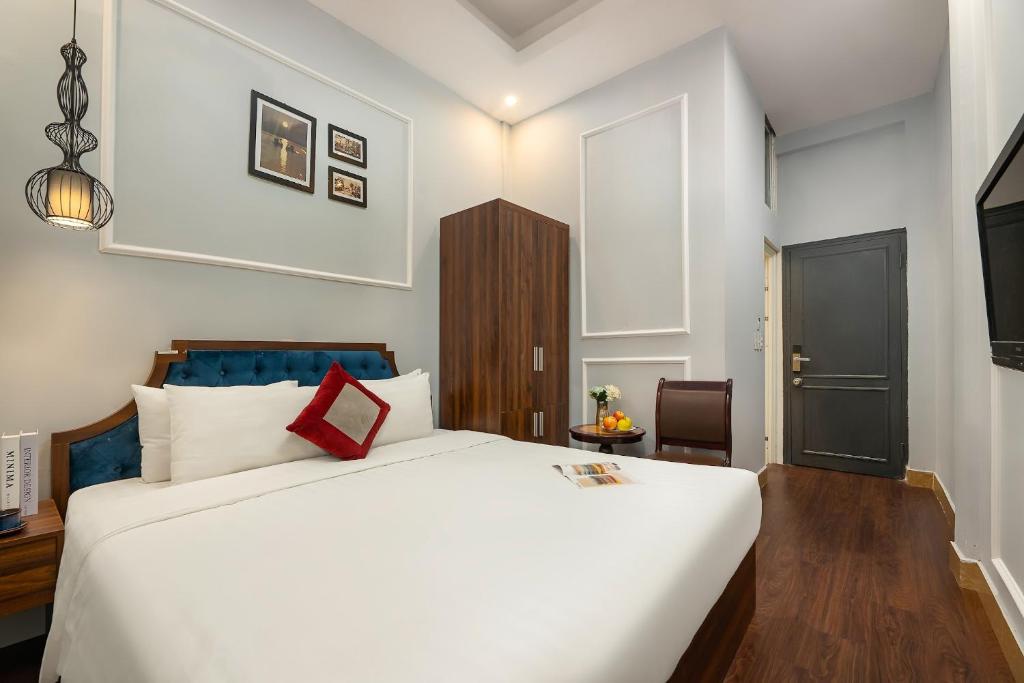 Sonata Premier Hotel & Spa - Queen Room