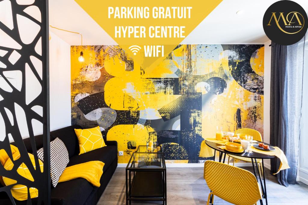 uma sala de jantar com uma parede amarela e preta em Le Black & Yellow - Appart'Hôtel SPA - Clim - Melina & Alfred Agen em Agen