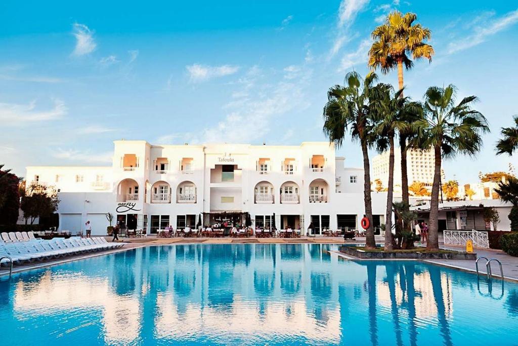uma grande piscina em frente a um hotel em Royal Decameron Tafoukt Beach Resort & Spa - All Inclusive em Agadir