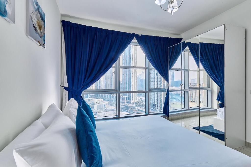 Postel nebo postele na pokoji v ubytování Shukran Homes Lux 1BR With Fountains View