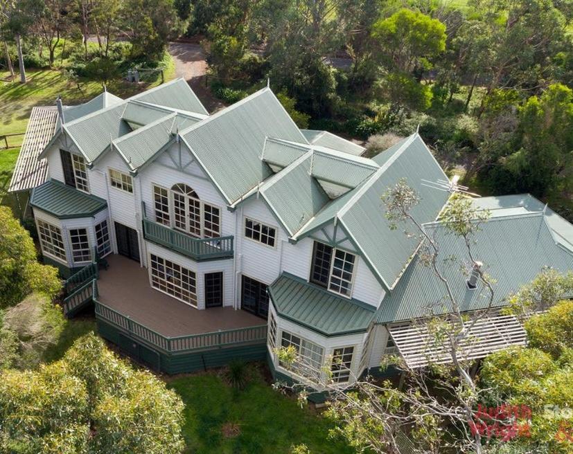 einen Luftblick auf ein großes weißes Haus mit grünen Dächern in der Unterkunft Perfect Getaway in Phillip Island in Ventnor