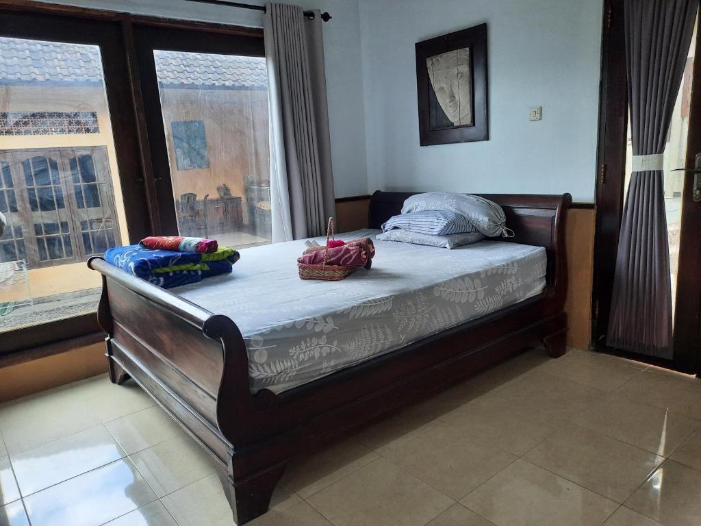 een bed in een kamer met een raam bij Raja Grya in Tirtagangga