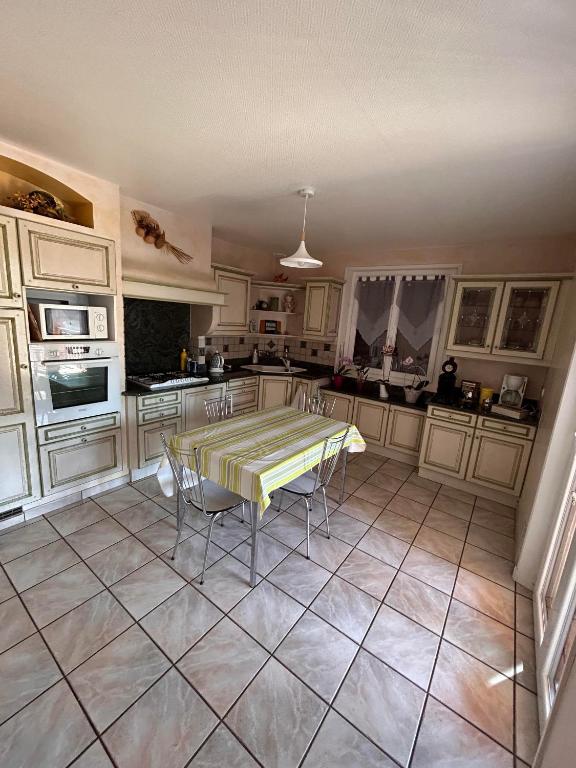 Kuchyň nebo kuchyňský kout v ubytování Chambres des arrys