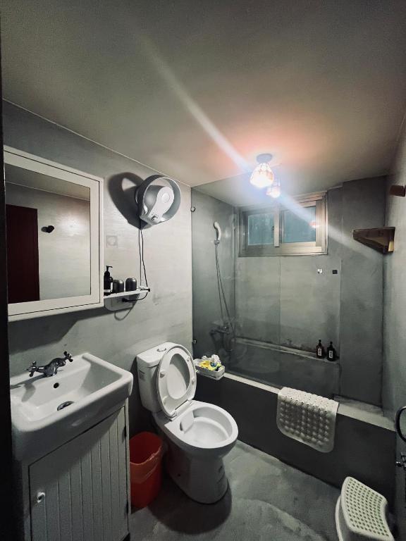 Koupelna v ubytování 白紙寓所blank slate B&B-鄰近夜市四人包棟