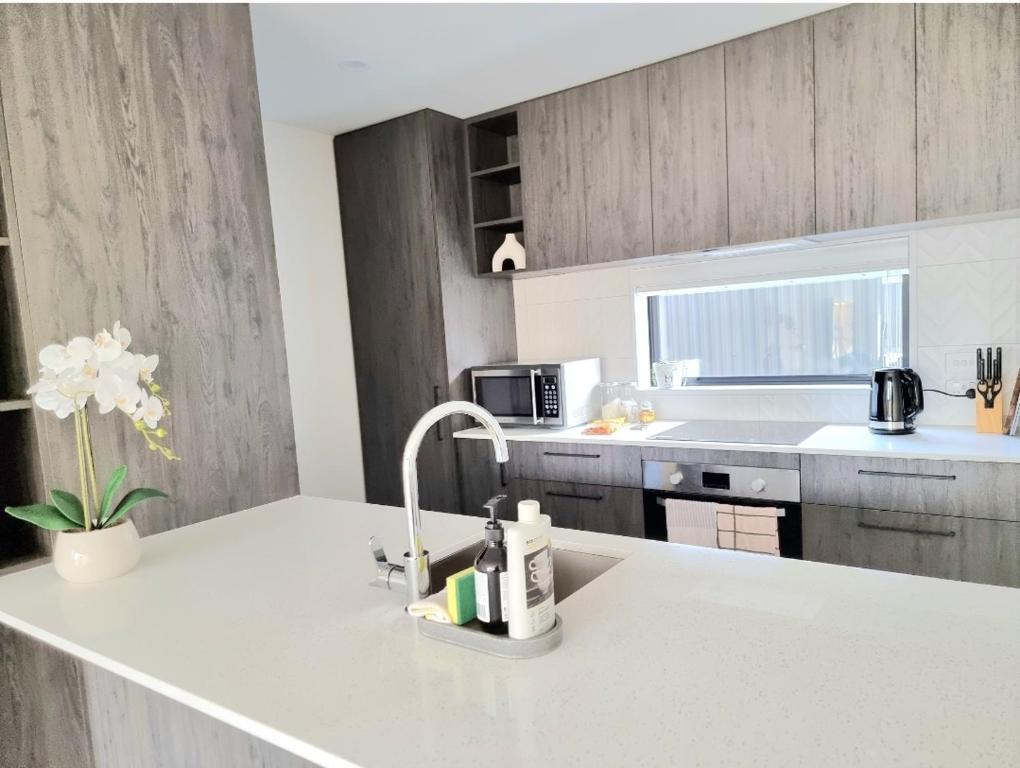 Addington townhouse with carpark 8mins walk to Hagley park south - Resim 3