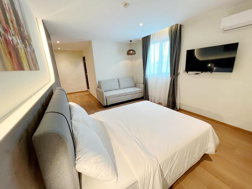 TV a/nebo společenská místnost v ubytování The Borneo Hotel