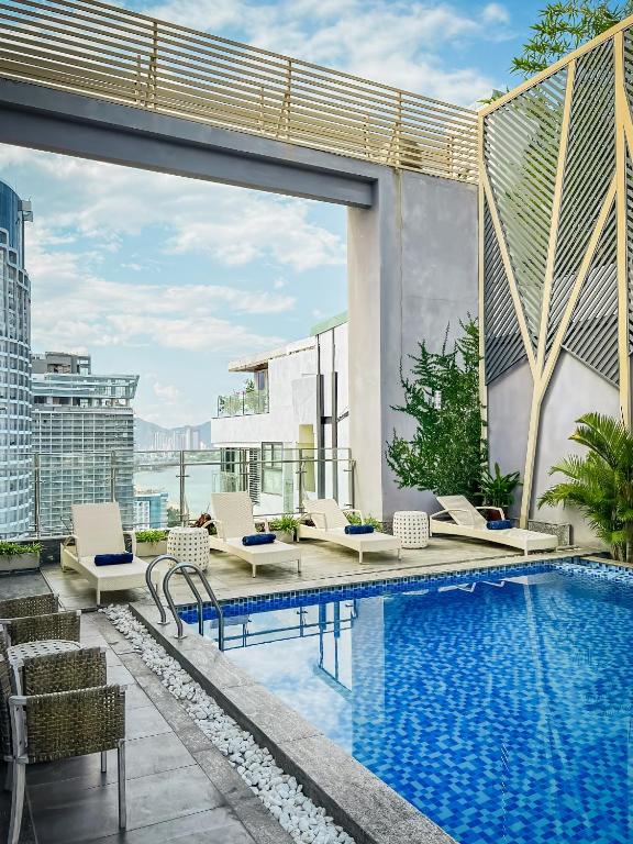 Bazén v ubytování The Art Nest Hotel Nha Trang nebo v jeho okolí