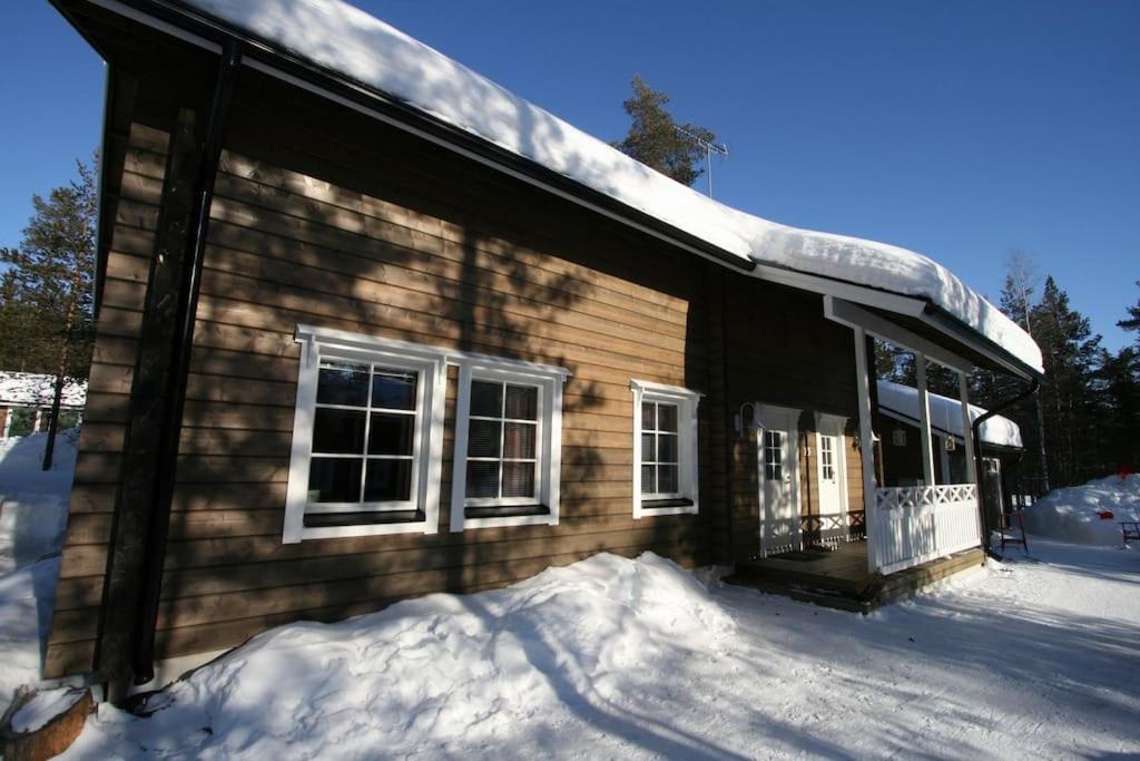 domek z bali ze śniegiem na boku w obiekcie Villa Lumia, lomamökki Levillä w mieście Kittilä