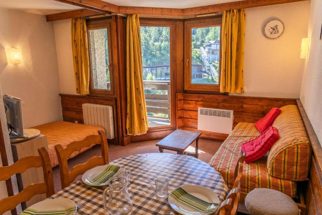 une chambre avec deux lits, une table et une fenêtre dans l'établissement Résidence Le Belvedere - Studio coin nuit au coeur des Orres 1650 MAE-6084, aux Orres