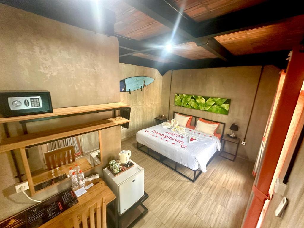 einen Blick über ein Schlafzimmer mit einem Bett in der Unterkunft Uma Dewa homestay in Keramas