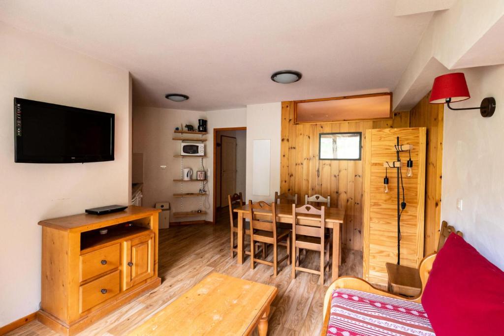 un salon avec une table et une salle à manger dans l'établissement Résidence Les Hauts De Preclaux - Appartement 2 pièces au coeur des Orres 1800. MAE-6214, aux Orres