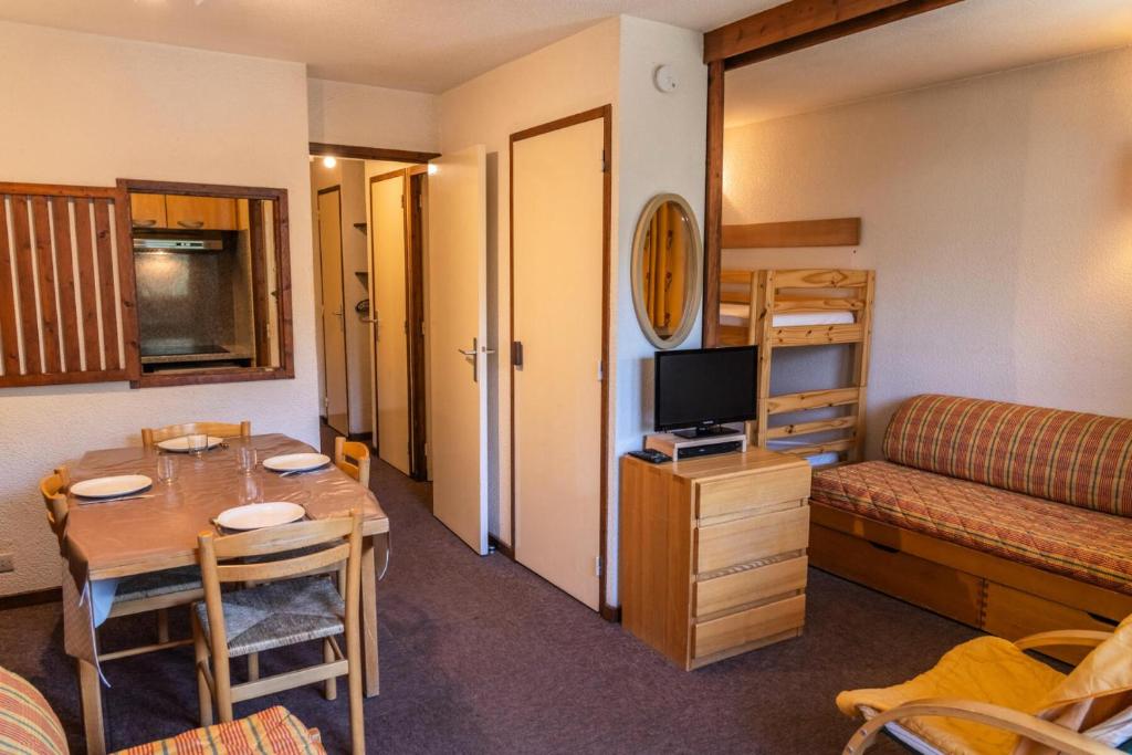 un petit salon avec une table et un canapé dans l'établissement Résidence Le Belvedere - Studio coin nuit au coeur des Orres 1650 MAE-6264, aux Orres