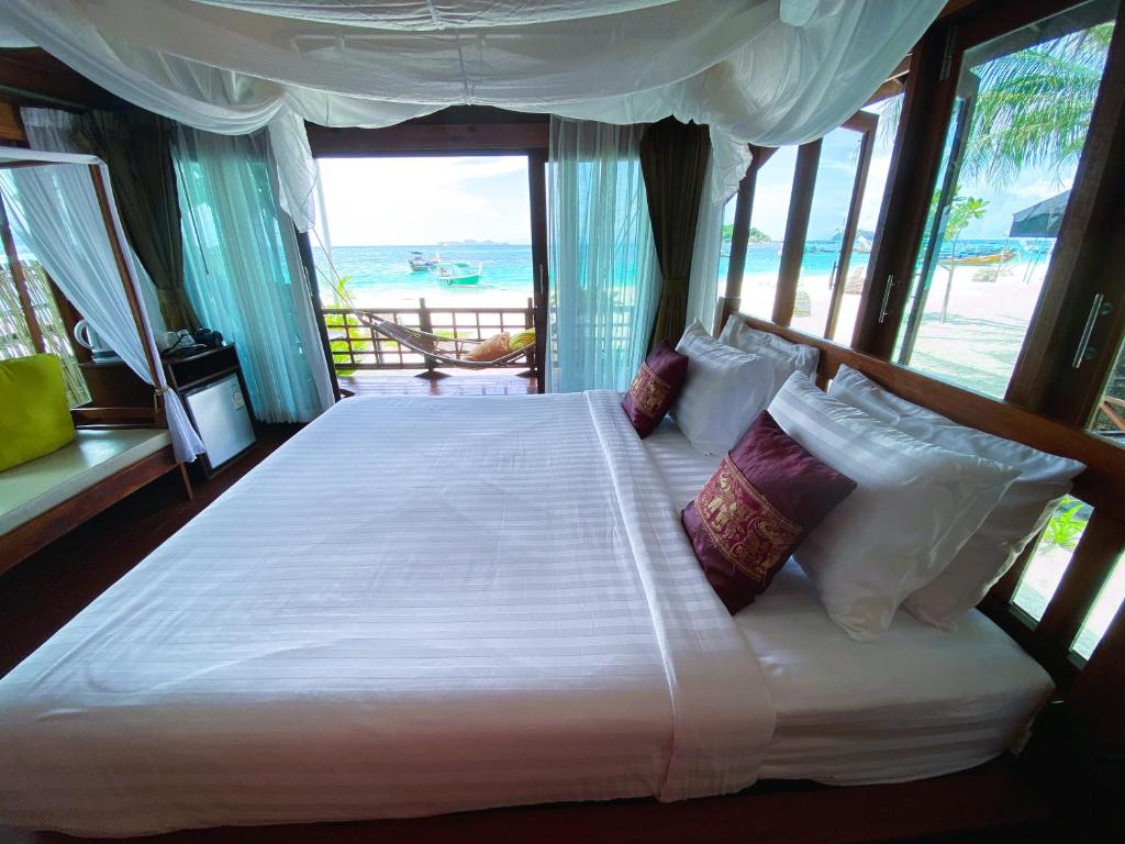 Кровать или кровати в номере Lipe Beach Resort