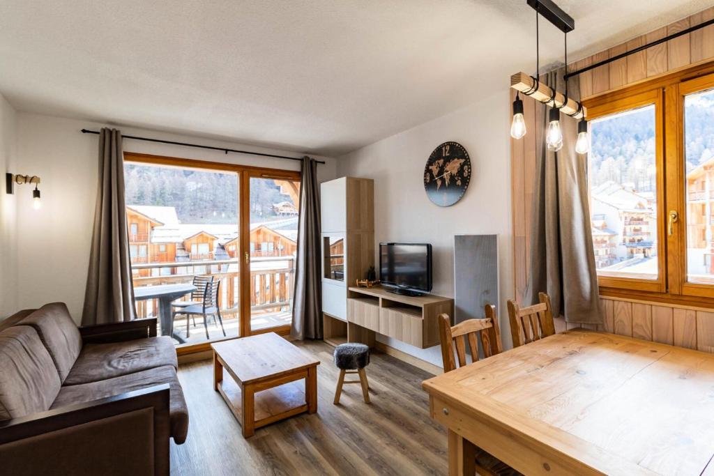 un salon avec un canapé et une table dans l'établissement Résidence Le Balcon Des Airelles - Chaleureux appartement rénové aux Orres 1800 MAE-6314, aux Orres