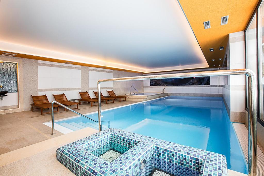 Bazén v ubytování Wellness Resort Bouda Malá Úpa nebo v jeho okolí
