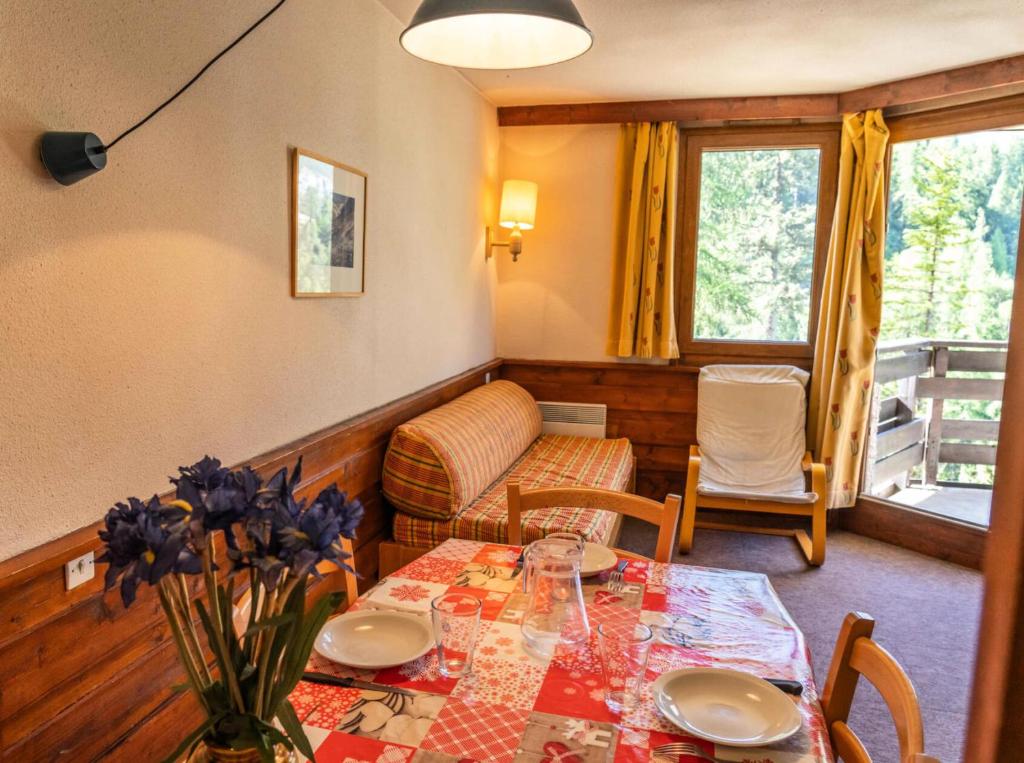 une salle à manger avec une table et une chaise dans l'établissement Résidence Le Belvedere - Studio coin nuit au coeur des Orres 1650 MAE-6404, aux Orres