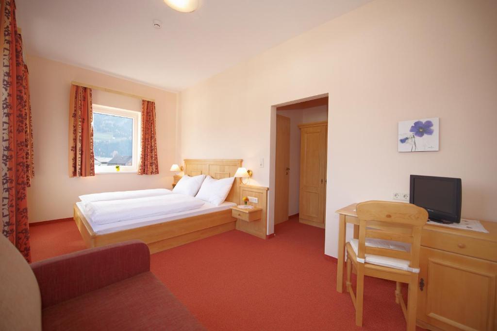 A bed or beds in a room at Hotel Pariente