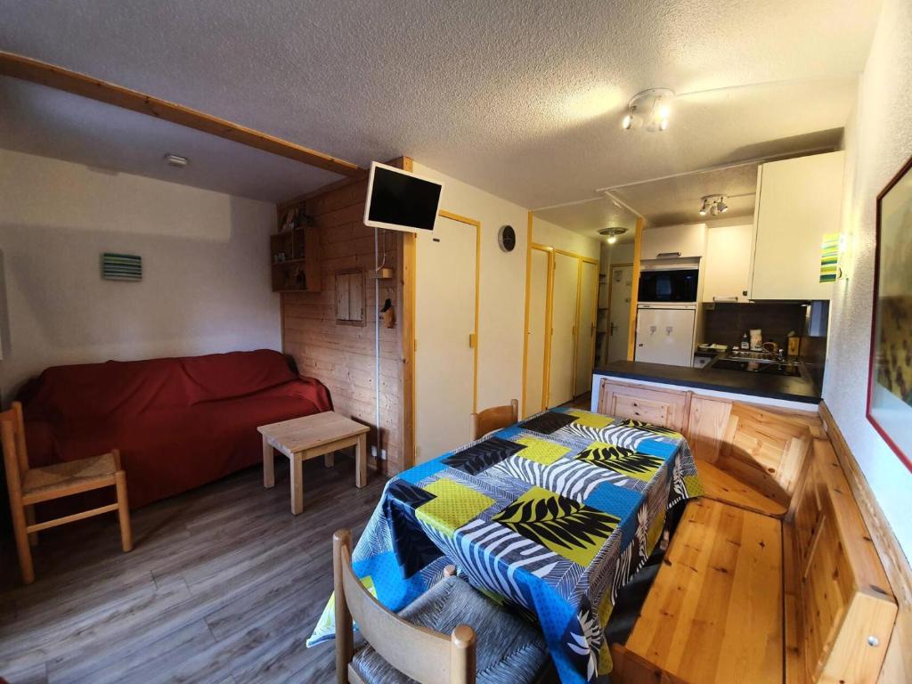 a living room with a couch and a table in a room at Résidence Le Belvedere - Studio coin montagne au coeur des Orres 1650 MAE-6554 in Les Orres