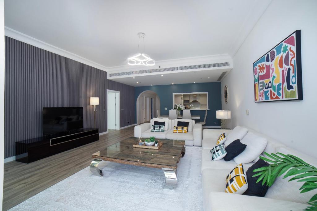 sala de estar con sofá y mesa de centro en Lux Living on Palm Jumeirah With Beach Access & Complimentary Golf, en Dubái