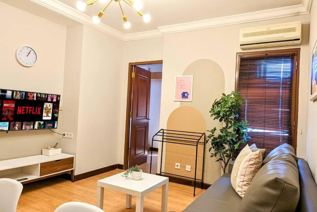 Cottonwood Japandi Apartment at Majesty 509 في باندونغ: غرفة معيشة مع أريكة وطاولة