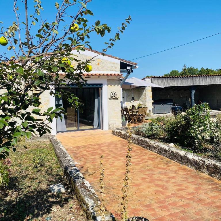 dom z ceglanym podjazdem przed nim w obiekcie Cottage L’O RIO w mieście Anais