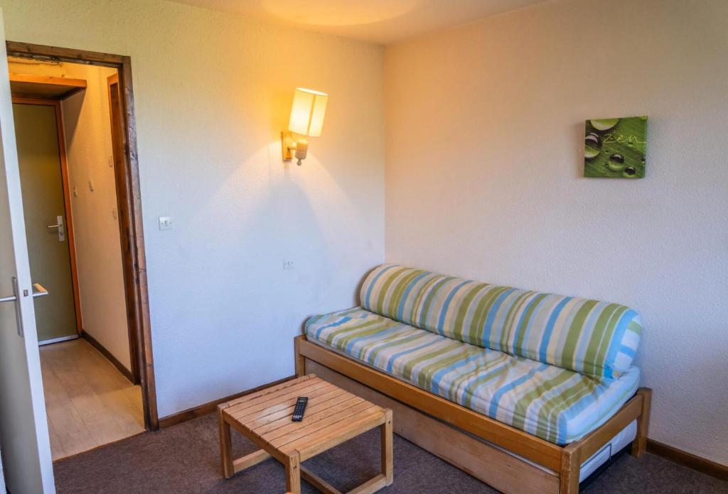 un salon avec un canapé et une table dans l'établissement Résidence Le Belvedere - Studio au coeur des Orres 1650 MAE-6974, aux Orres