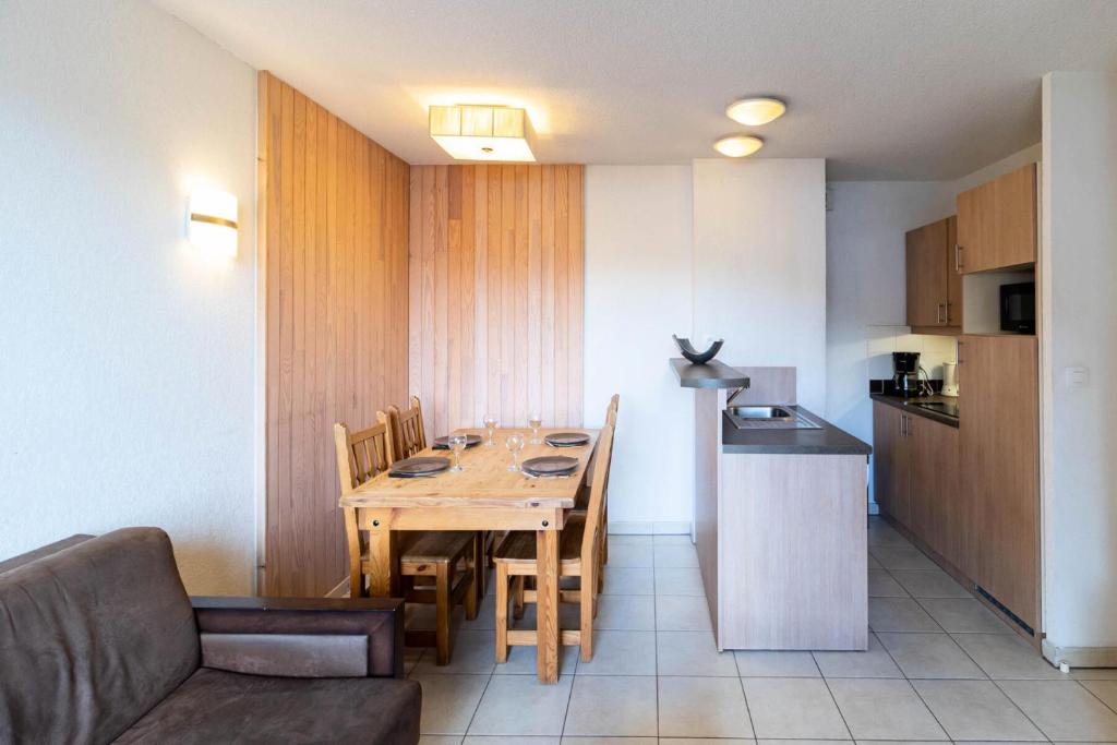 - une cuisine et une salle à manger avec une table et un canapé dans l'établissement Résidence Le Balcon Des Airelles - Appartement calme au cœur des Orres 1800 MAE-9364, aux Orres