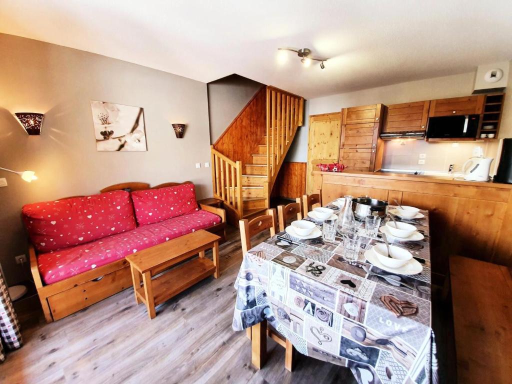 un salon avec une table et un canapé dans l'établissement Les Chalets Des Rennes - Appartement montagnard - Les Chalets Des Rennes MAE-9404, à Vars