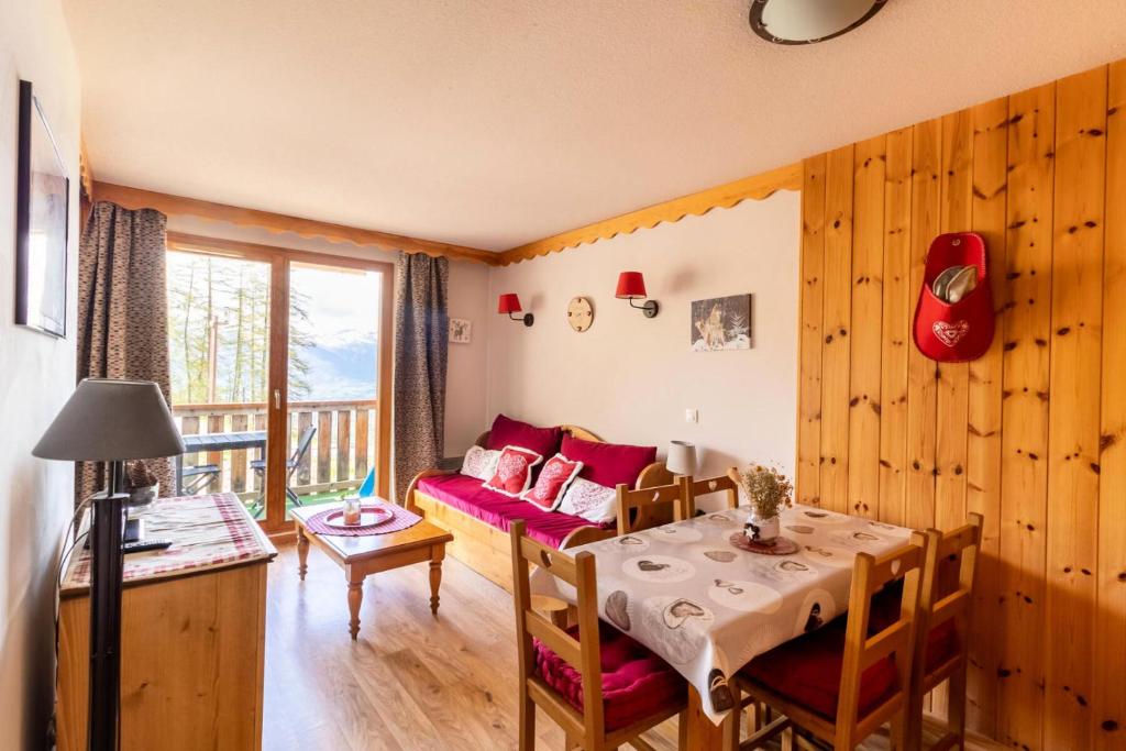 un salon avec une table et une salle à manger dans l'établissement Résidence Les Hauts De Preclaux - Appartement agréable au pied des pistes. MAE-9464, aux Orres
