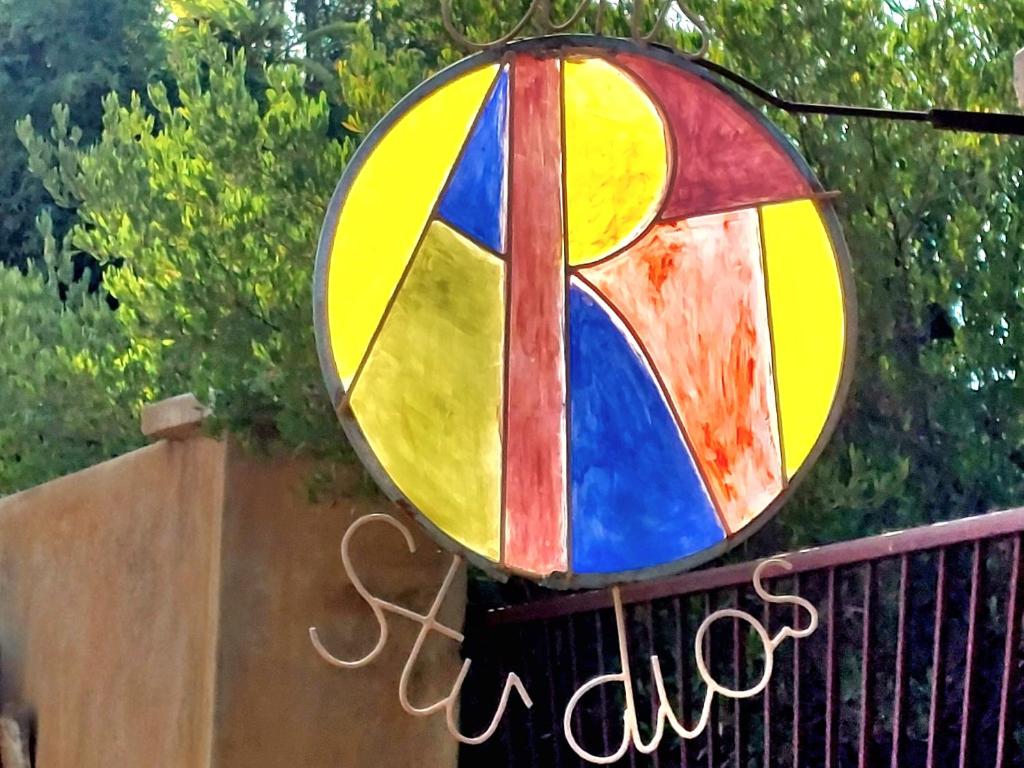 奧馬魯魯的住宿－Eins Art Studios，挂在阳台上的彩色玻璃