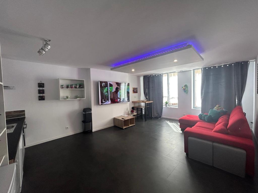 TV a/nebo společenská místnost v ubytování Bel appart stylé avec jacuzzi